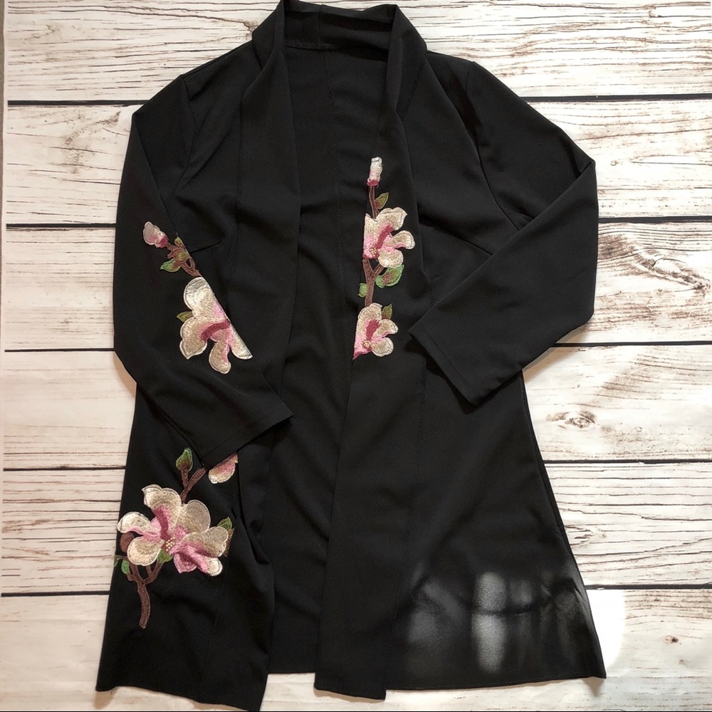 🌹NWOT Floral Embroidered Kimono🌹